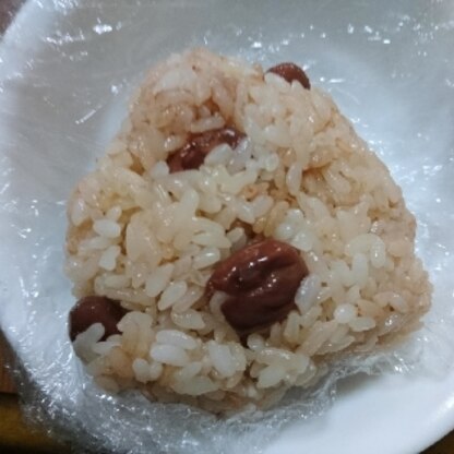 お豆の煮汁で、とっても綺麗な色にできました。お弁当におにぎりにしました。美味しかったです。